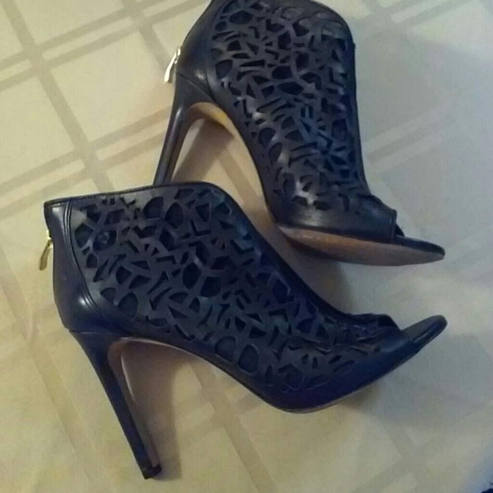 Black stiletto heels. Super sexy!!